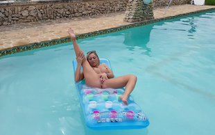 Flexible and totally naked bitch is swimming and masturbating